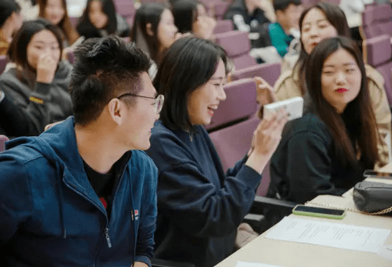 多所高校期末寄成绩单给家长？大学生们看法不一